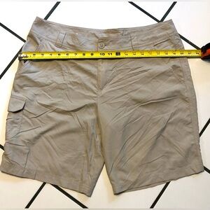 Ladies size 14 Columbia brand lightweight khaki shorts